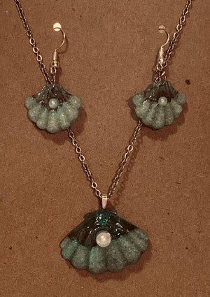 Seaside Shell Necklace & Earring Set
